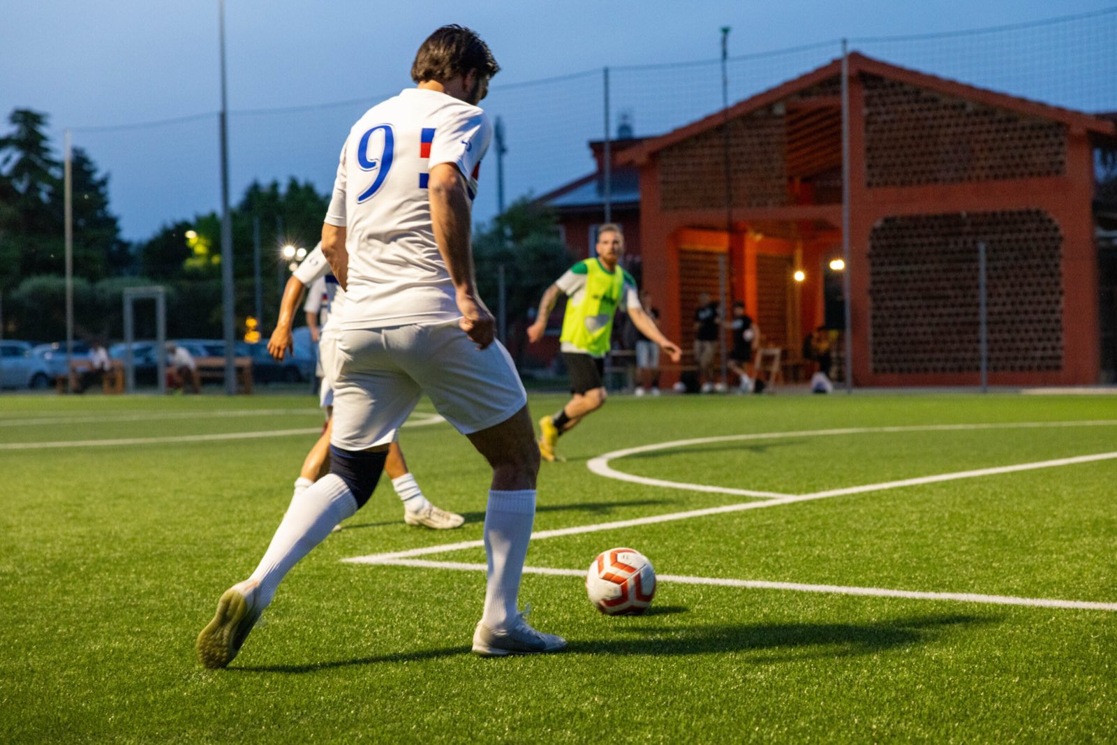 Partita di calcio serale al M9 Sport Club
